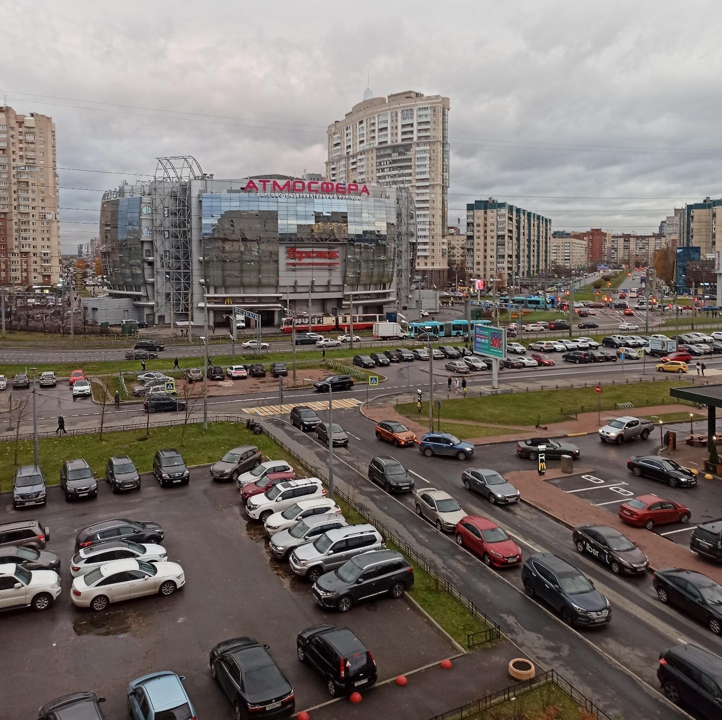 Парковка в ТРК «Атмосфера»